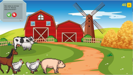 Figura 5 – Quinta tela do protótipo.
Descrição: Cenário de uma fazenda com gramas verdes, céu azul e nuvens brancas. Ao fundo, no centro da tela, dois celeiros e um moinho; à frente, cercas de madeira e um caminho de terra em curvas que leva à frente da tela.  Ao lado esquerdo do moinho, dois montes de feno. Ao lado direito, em frente à cerca, uma vaca e uma ovelha. Em primeiro plano, ao lado esquerdo, um cavalo, duas galinhas e um porco. No canto superior direito, nas cores amarelas, o número quarenta e uma estrela. No canto superior esquerdo, uma janela na cor cinza com a frase: São estes os animais que o Sr. Manoel está procurando?  Dois botões circulares, um na cor verde brilhante com o ícone correto, e um na cor vermelha com o ícone errado.

